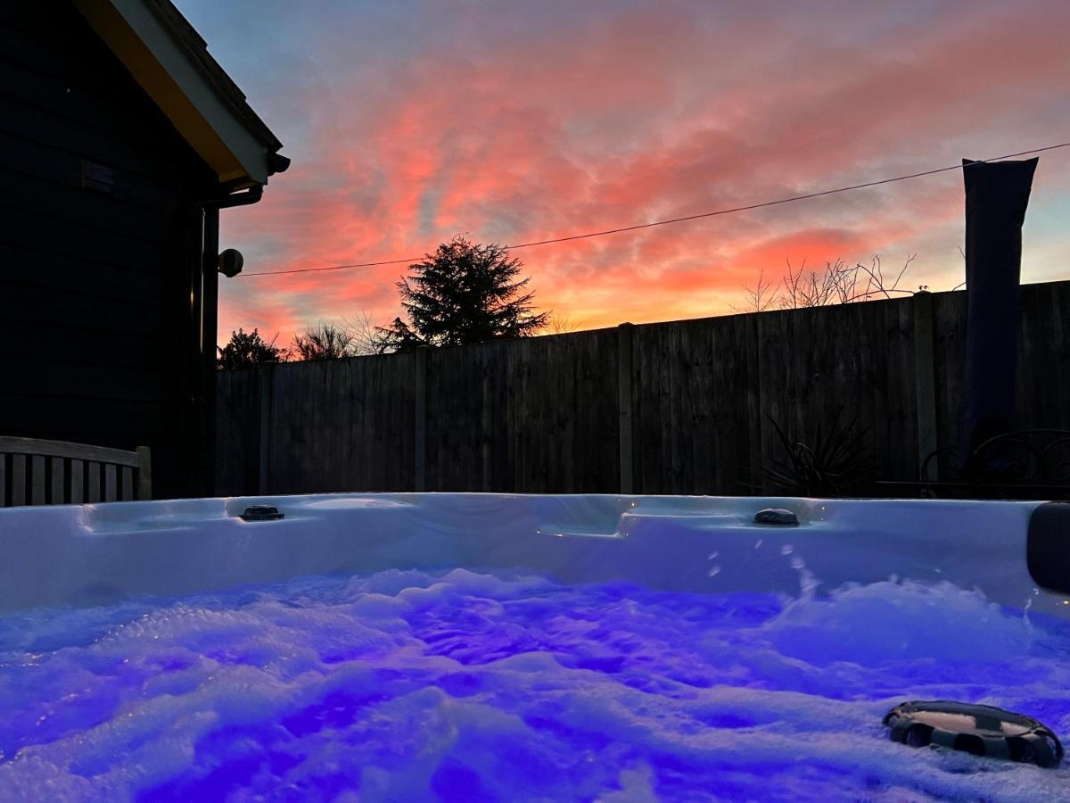 Saving Grace With Private Hot Tub Villa Bawdeswell Eksteriør billede