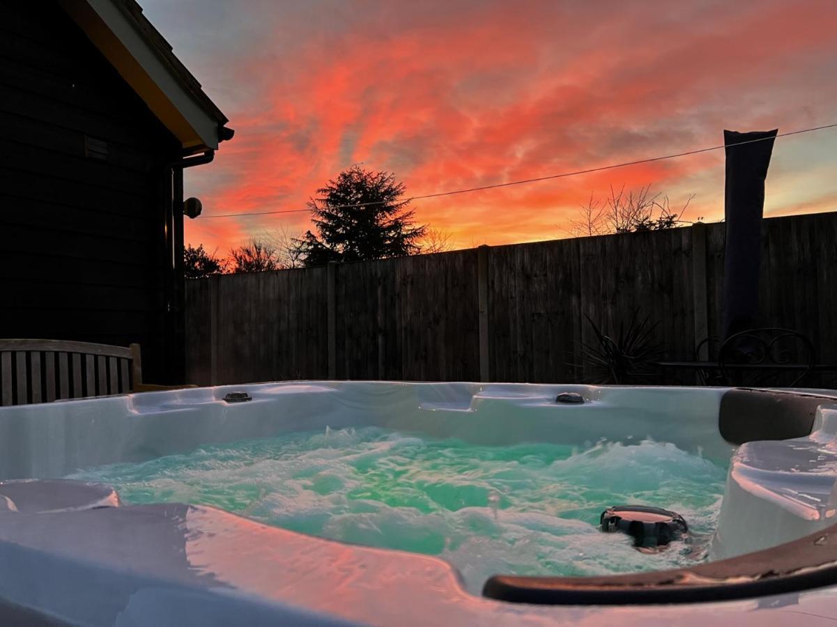 Saving Grace With Private Hot Tub Villa Bawdeswell Eksteriør billede
